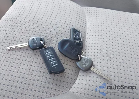 2010 Toyota Sienna Le from USA, damaged, VIN 5TDKK4CC9AS318357